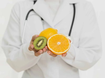 close-up-doctor-with-fruits-stethoscope
